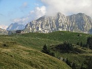 87 Uno sguardo alla Baita di Monte Campo(1878 m) 